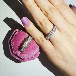 Detalle de anillo de plata tipo eternity con circonitas en estuche de terciopelo rosa