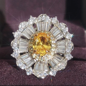 Anillo girasol de lujo con gema amarilla ovalada y pétalos de diamantes brillantes