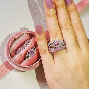 Conjunto de anillos con gemas rosas redondas y cuadradas bañadas en plata elegante