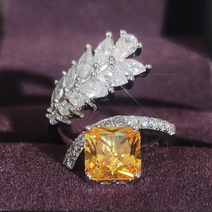 Anillo ajustable con gema amarilla corte princesa y cristales blancos marquise