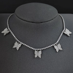 Collier tennis argenté élégant avec cinq pendentifs papillon et pavé de zircons blancs