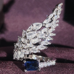 Anillo ajustable de alas de ángel con gema azul y circonitas de corte marquise