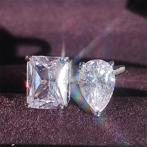 Anillos de talla radiante y pera en un lujoso expositor de terciopelo morado