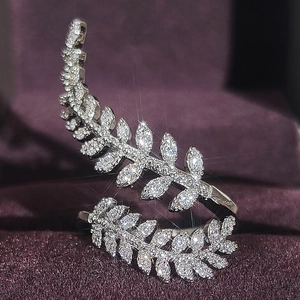 Anillo ajustable de hojas plateadas con cristales pavé sobre terciopelo morado