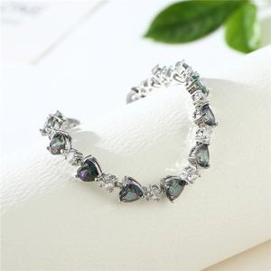 Bracelet argenté exquis avec pierres arc-en-ciel en forme de cœur et zircons clairs