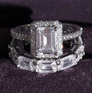 Détail d'un ensemble de bagues en argent taille émeraude avec anneau éternité sur velours