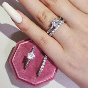 Primer plano del conjunto de anillos de lujo con diamante redondo en engaste de garras