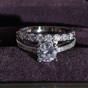 Detalle macro del lujoso conjunto de anillos de boda de plata con diamantes redondos brillantes