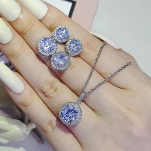 Silbernes geometrisches Schmuckset mit runden Kristallen an Modell mit Kette und Ohrringen