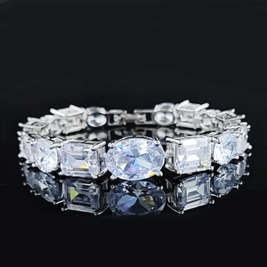 Bracelet élégant en argent avec cristaux de zircone alternant formes ovales et carrées