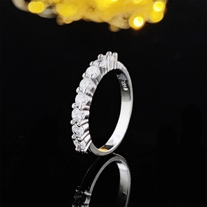 Primer plano del anillo de plata S925 con nueve piedras de circonita de corte redondo