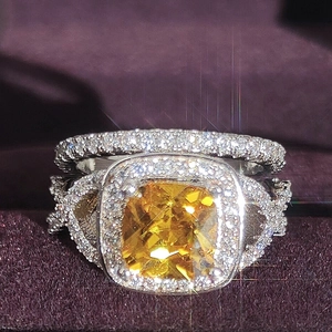 Set di anelli halo in argento con grande pietra gialla su scatola di velluto