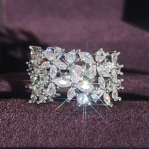 Anello in argento a forma di foglia con zirconi marquise e a goccia scintillanti