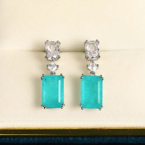 Eleganti orecchini con zaffiro taglio smeraldo e zirconi con montatura in argento