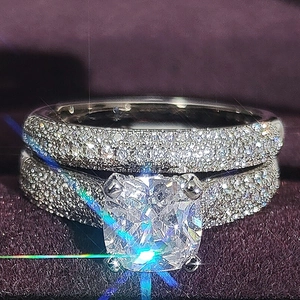 Set di anelli scintillanti taglio cushion con pavé di diamanti su velluto viola