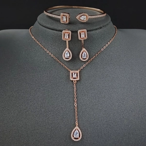 Roségoldenes S925 Silberschmuckset mit Halskette, Ohrringen und offenem Armreif