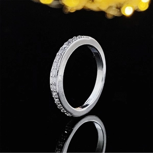 Vista macro de anillo de eternidad en plata con diamantes de circonita redondos