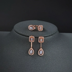 Detalle del conjunto de joyas en oro rosa con cristales cuadrados y en forma de pera
