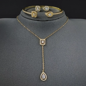 Elegantes goldenes S925-Schmuckset mit birnenförmigen Kristallen auf einem Schmuckständer