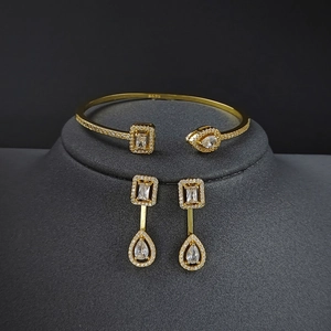 Detalle macro del sello S925 en conjunto de joyas doradas con cristales brillantes