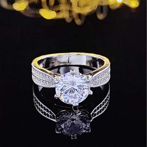 Detalle macro de un lujoso anillo de diamante redondo de seis garras con pavé y banda dorada