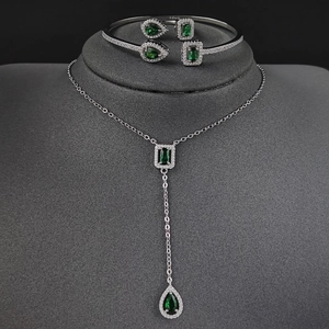 Elegantes Schmuckset aus 925er Silber mit grünen Edelsteinen im Smaragdschliff