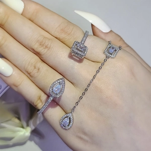 Funkelndes silberfarbenes Ring-Set mit Zirkonia im Quadrat- und Birnenschliff