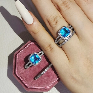 Set di anelli di fidanzamento con halo quadrato blu e diamanti pavé su fascia bianca