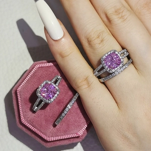 Set di anelli in argento con diamante rosa quadrato e scatola per gioielli rosa
