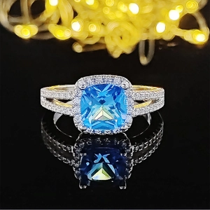 Lussuoso anello con gemma blu mare quadrata e micro-pave di diamanti in stile elegante