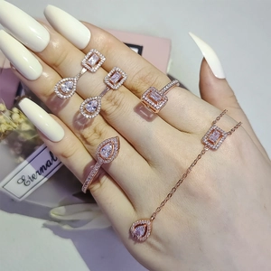 Elegantes Schmuckset in Roségold mit Birnen- und Smaragdschliffkristallen an der Hand