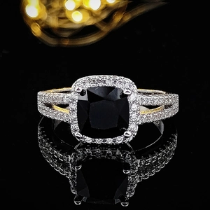 Macro dettagliata di un anello di lusso con pietra nera quadrata e contorno di diamanti