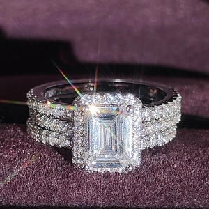 Set di tre anelli in argento con pietra taglio smeraldo e accenti pavé