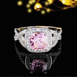 Klassieke zilveren ring met een kussengeslepen roze edelsteen en pavé diamanten