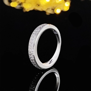 Elegante anillo de eternidad en plata con tres filas de pavé y circones sobre fondo negro