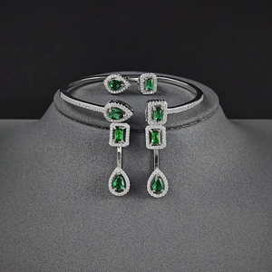 Conjunto de joyas de esmeralda con brazalete de plata ajustable y pendientes largos