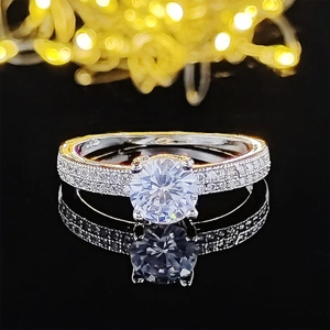Lujoso anillo de bodas de plata 925 con gran circón redondo y engaste de micro-pavé