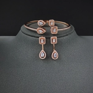 Elegante conjunto de joyas en oro rosa con pulsera y pendientes de circonita de pera