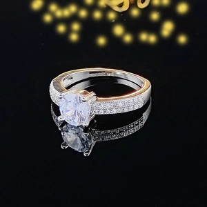 Anillo de boda de lujo en plata con circonita redonda y banda con diamantes en micro pavé