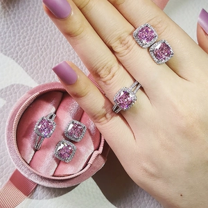 Dettaglio di parure con pietre rosa taglio cushion e fedine in argento lucido