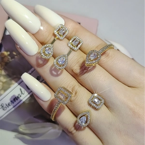 Elegantes goldenes Schmuckset mit quadratischen und birnenförmigen Zirkonia Ringen