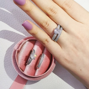 Detalle del conjunto de anillos de plata con solitario de seis garras y pavé