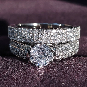 Vista macro de conjunto de anillos de boda con solitario y pavé de diamantes