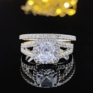 Set di anelli d'argento con pietra taglio cushion e pavé su riflesso nero di lusso