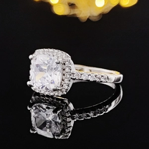 Vista detallada de anillo halo de lujo de corte cojín con banda de plata y pavé de diamantes