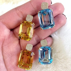 Elegante Ohrringe mit rechteckigen Edelsteinen in Gelb und Blau mit Zirkon-Besatz