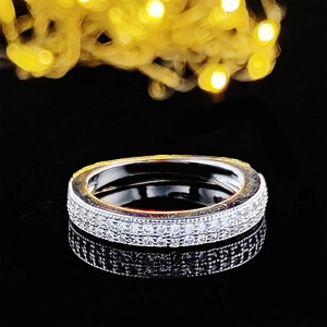 Elegante anillo de varias filas de piedras preciosas blancas en plata pulida