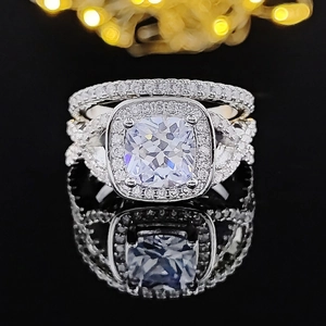 Lujoso conjunto de anillos de compromiso con corte cojín, doble halo y bandas de plata