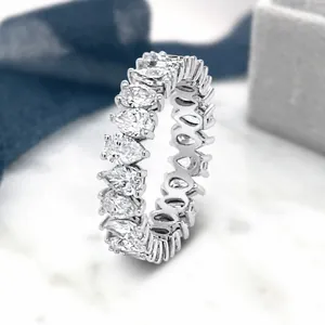Anillo eternity con piedras de corte pera y un acabado plateado pulido