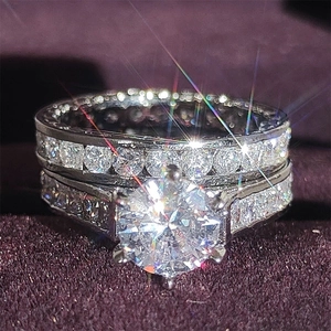 Set lussuoso di due anelli in argento con diamante rotondo su sfondo di velluto viola